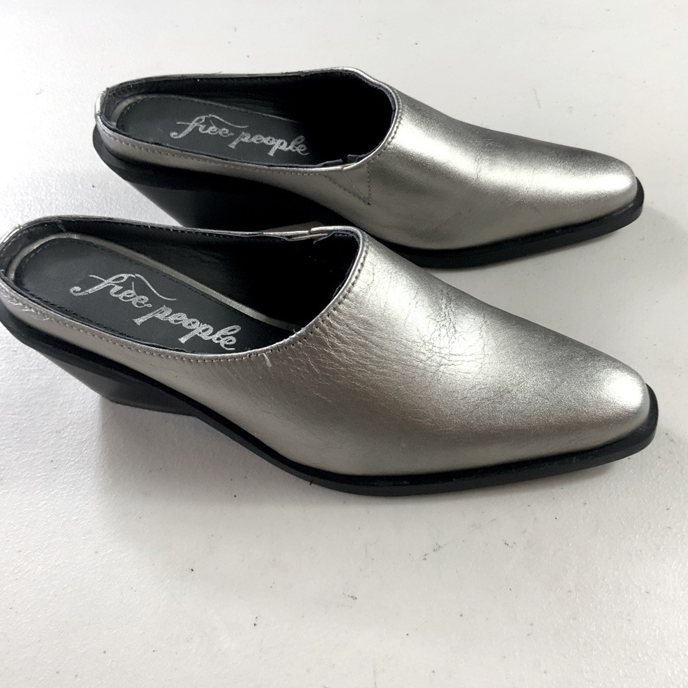 Revolve Free People Tallulah Western, platino metallic silver slip-on mules 37.5